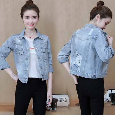 Γυναικείο τζιν μπουφάν με διακοσμητικά λουλούδια