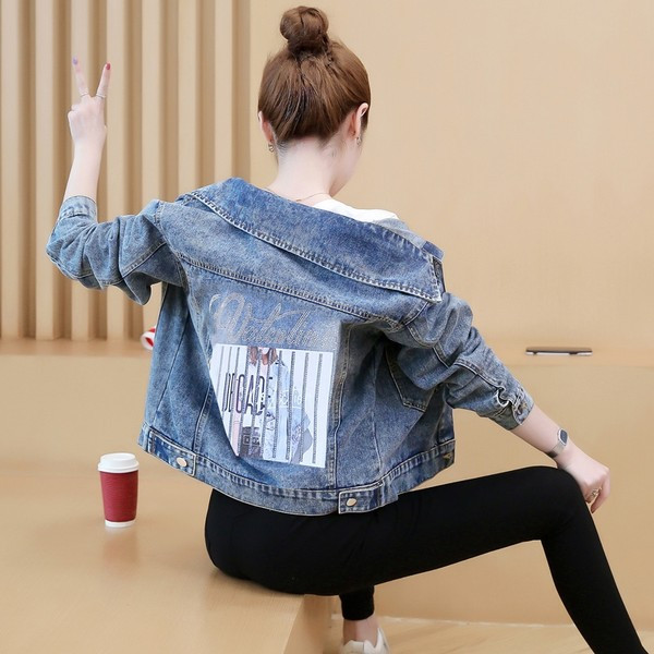 Női farmerdzseki gombbal és díszítéssel