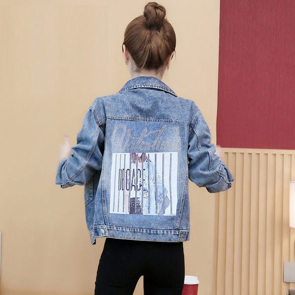 Női farmerdzseki gombbal és díszítéssel