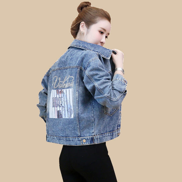 Női farmerdzseki gombbal és díszítéssel