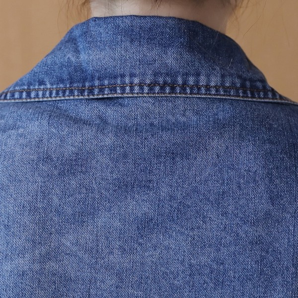 Дамско дънково яке с джоб и копчета