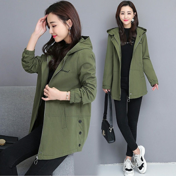 Naiste sügisjope luku ja nööbiga