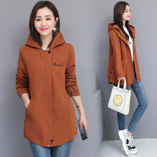 Naiste sügisjope luku ja nööbiga