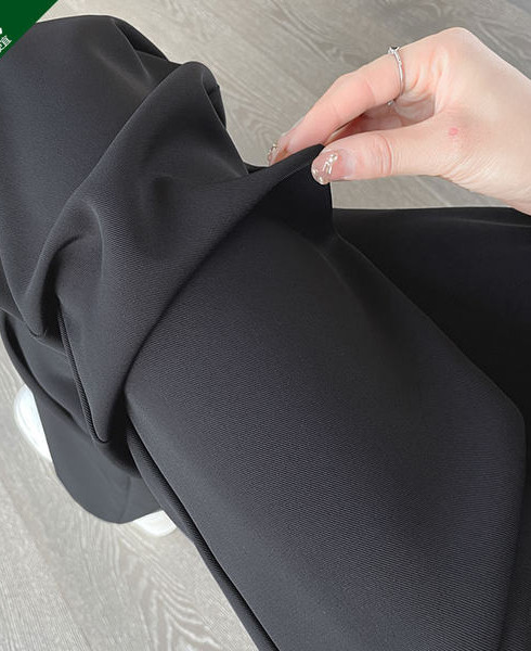 Női nadrág széles szárral, magas derékkal