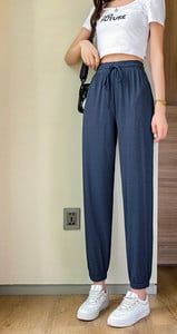 Sportnadrág mindennapi használatra, a szárán gumírozott