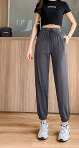 Sportnadrág mindennapi használatra, a szárán gumírozott