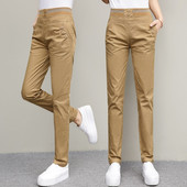 Tiszta, zsebes női nadrág a mindennapokhoz