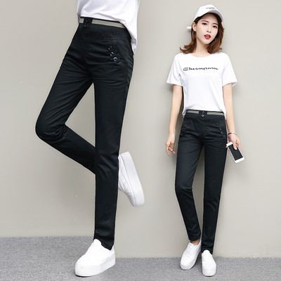 Tiszta, zsebes női nadrág a mindennapokhoz