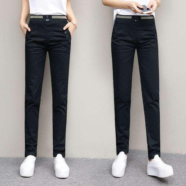 Tiszta, zsebes női nadrág a mindennapokhoz