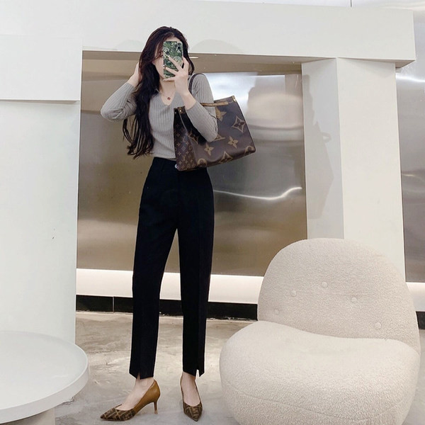 Elegáns tiszta nadrág gombbal és zsebbel