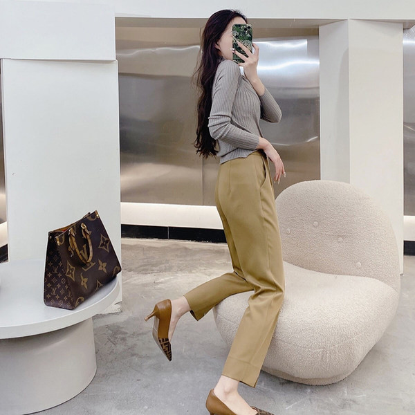 Elegáns tiszta nadrág gombbal és zsebbel