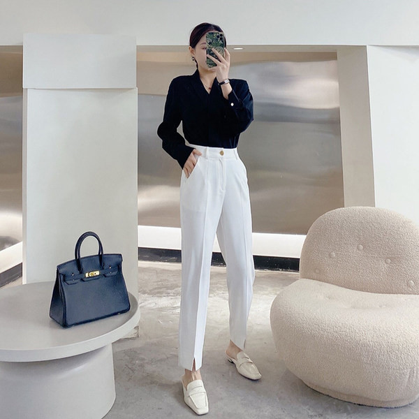 Elegáns tiszta nadrág gombbal és zsebbel