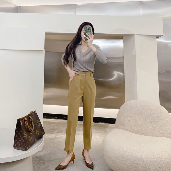 Elegáns tiszta nadrág gombbal és zsebbel