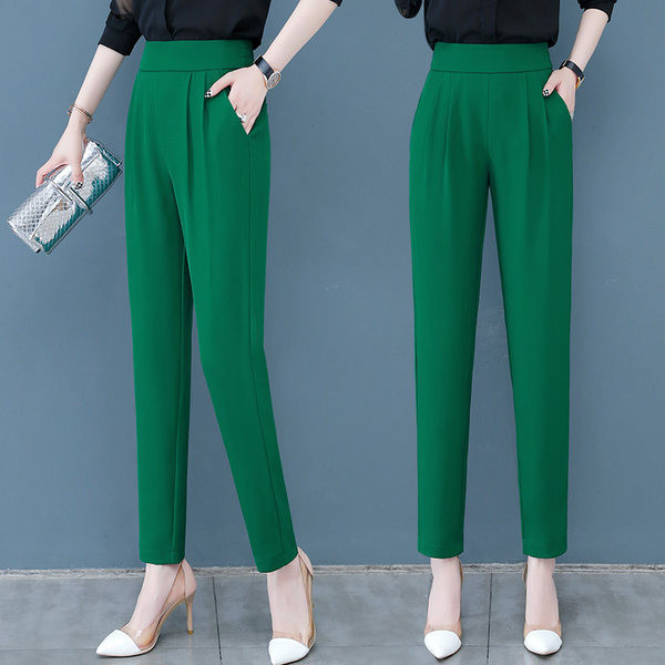 Κομψό παντελόνι σε κλασικό σχέδιο και τσέπη