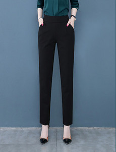 Γυναικείο παντελόνι - ένα καθαρό μοντέλο με τσέπη