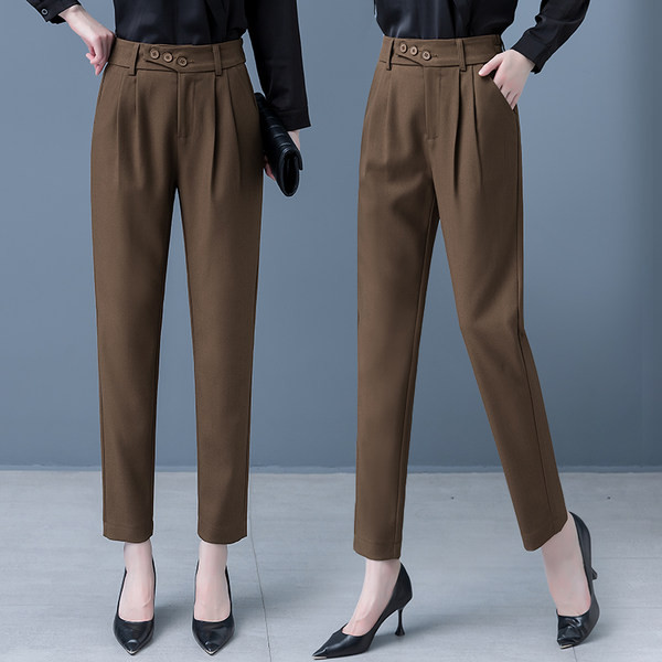 Elegáns női nadrág zsebbel és gombbal