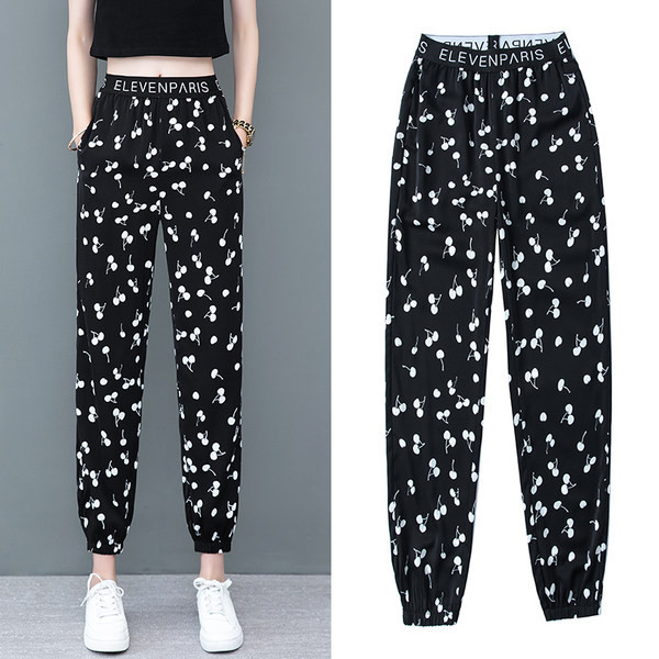 Спортен дамски панталон с надпис и апликация 