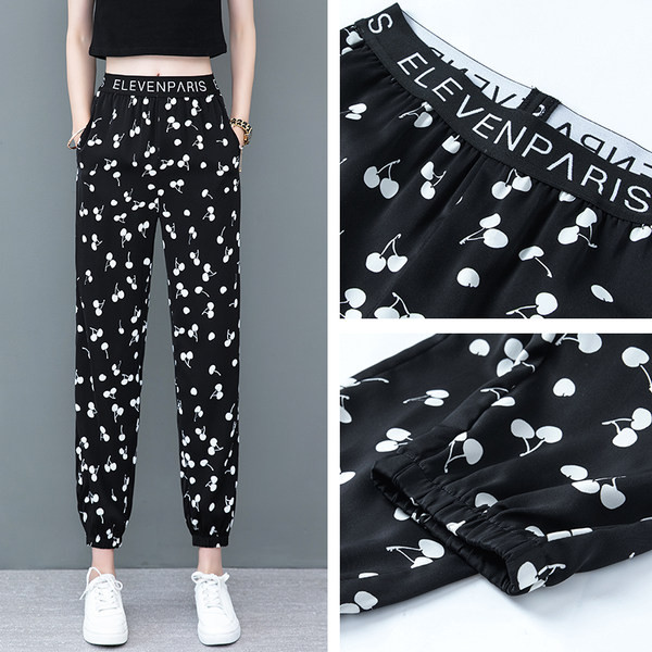 Спортен дамски панталон с надпис и апликация 