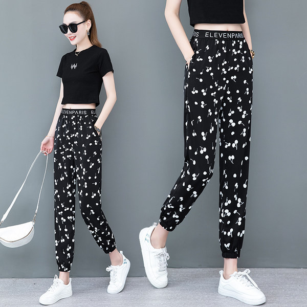 Спортен дамски панталон с надпис и апликация 