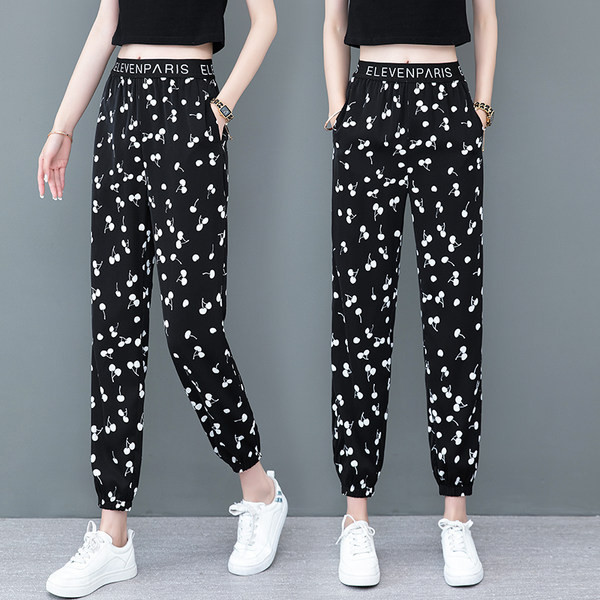 Спортен дамски панталон с надпис и апликация 