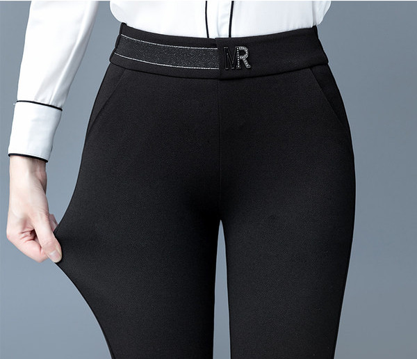 Elegantne hlače s prorezom i ukrasnim remenom