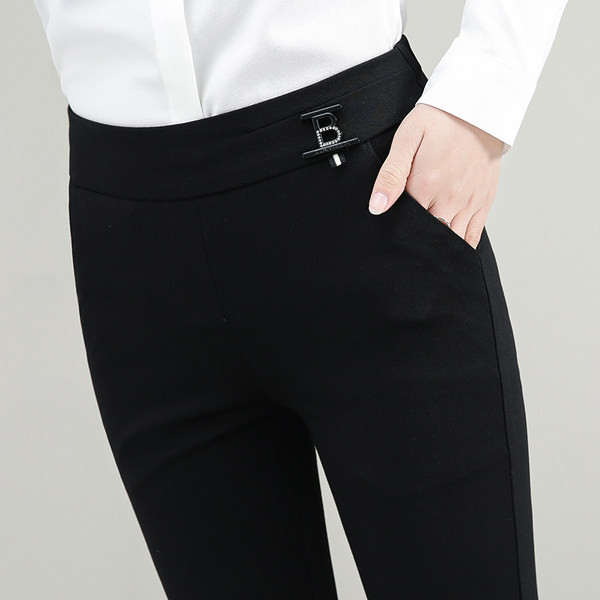 Tavaszi-őszi női nadrág széles szárral, díszcsipkével