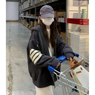 Bő fazonú női kapucnis pulóver cipzárral