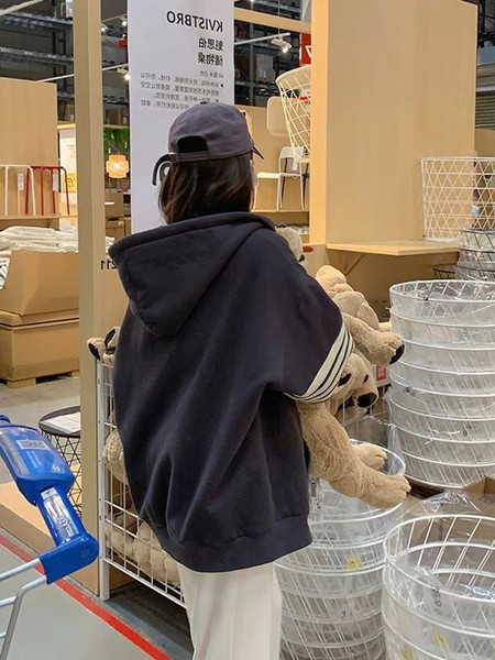 Bő fazonú női kapucnis pulóver cipzárral