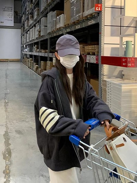 Bő fazonú női kapucnis pulóver cipzárral