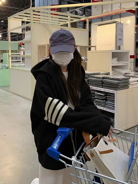 Bő fazonú női kapucnis pulóver cipzárral