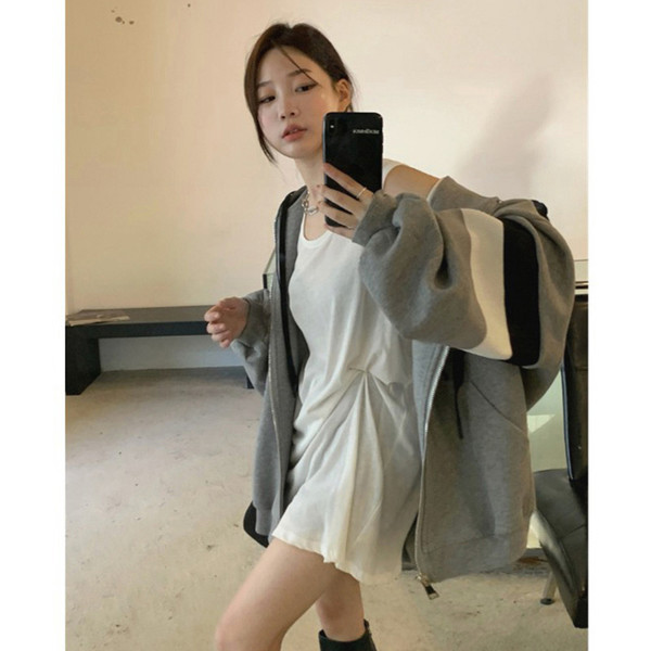 Ženska majica s kapuljačom i metalnim kopčanjem