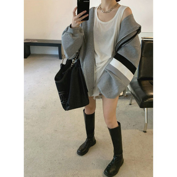 Ženska majica s kapuljačom i metalnim kopčanjem