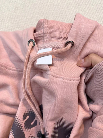 Široki model ženske majice s vezicama i natpisom