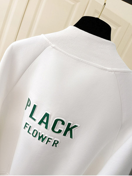 Novi model ženske dukserice sa natpisom i metalnim kopčanjem