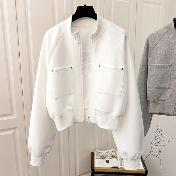 Novi model ženske dukserice sa natpisom i metalnim kopčanjem