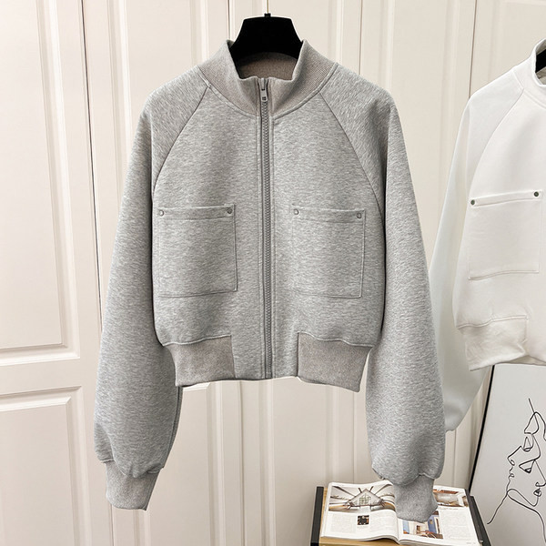 Novi model ženske dukserice sa natpisom i metalnim kopčanjem