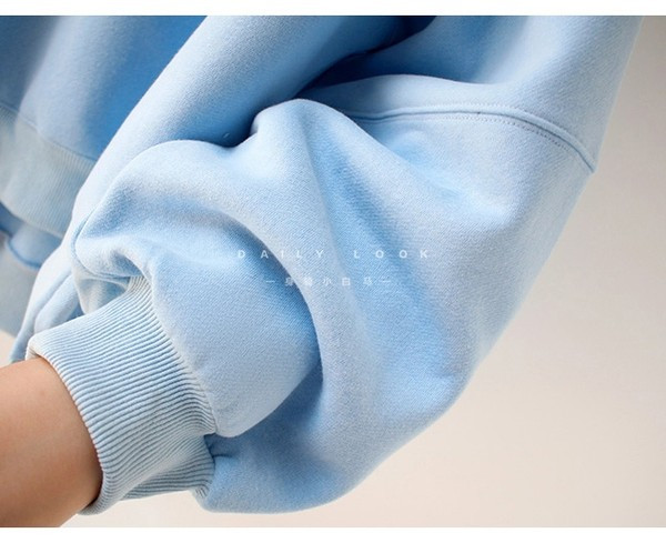 Ležerna ženska majica s izvezenim natpisom