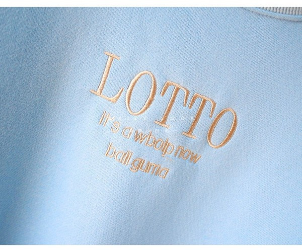 Ležerna ženska majica s izvezenim natpisom