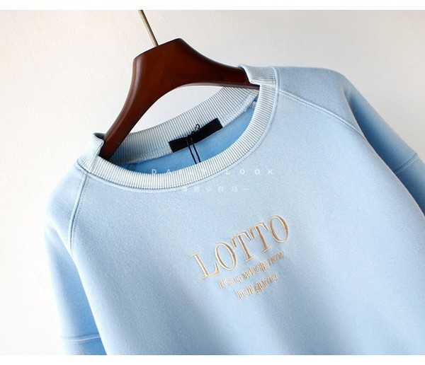 Ležerna ženska majica s izvezenim natpisom