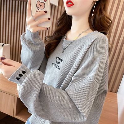 Široki model ženske majice s ovalnim izrezom i izvezenim natpisom