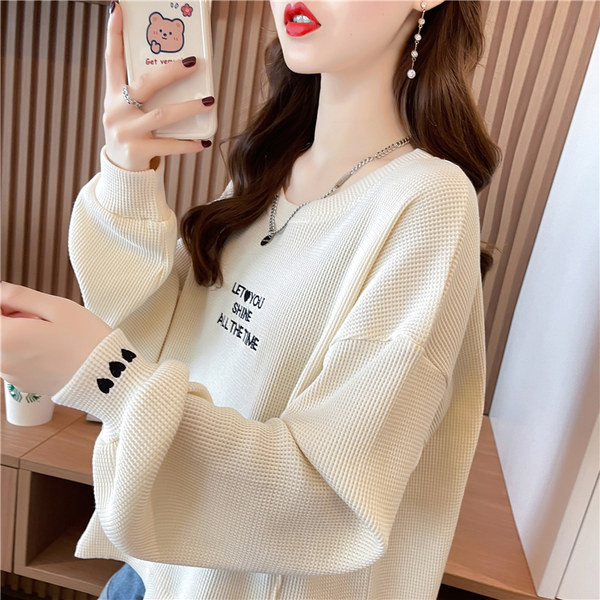 Široki model ženske majice s ovalnim izrezom i izvezenim natpisom