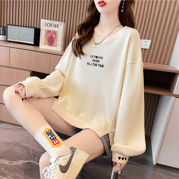 Široki model ženske majice s ovalnim izrezom i izvezenim natpisom