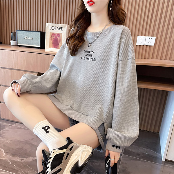 Široki model ženske majice s ovalnim izrezom i izvezenim natpisom