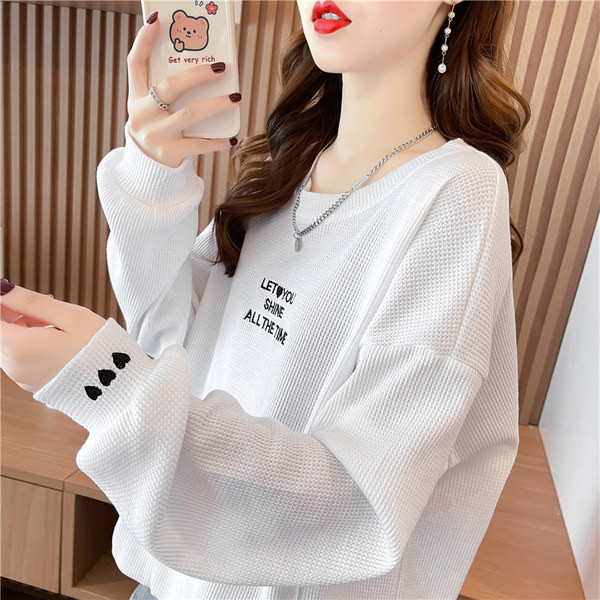 Široki model ženske majice s ovalnim izrezom i izvezenim natpisom