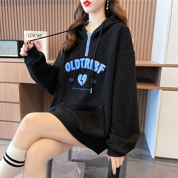 Naiste avar lipsu ja trükiga kapuutsiga dressipluus