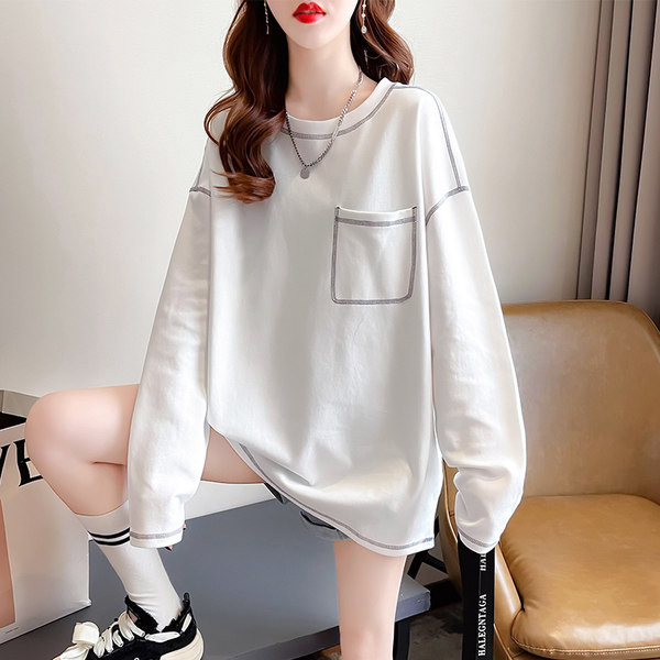 Široki model ženske majice s ovalnim izrezom i džepom