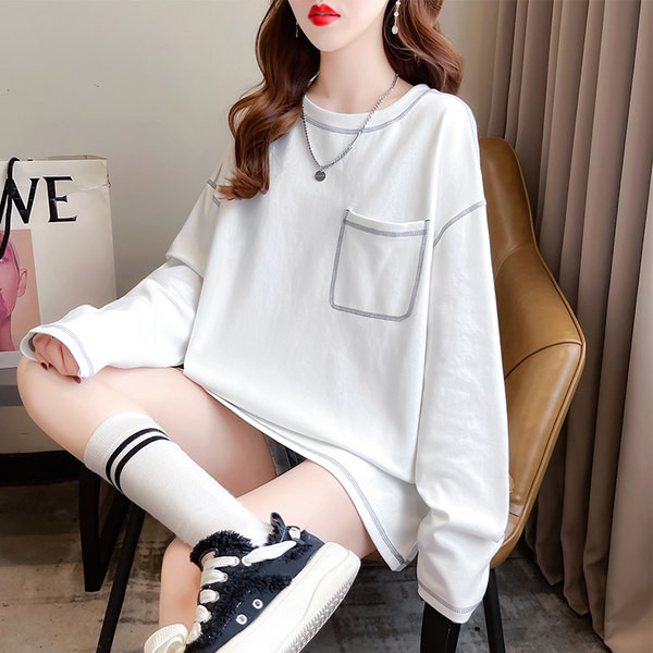 Široki model ženske majice s ovalnim izrezom i džepom