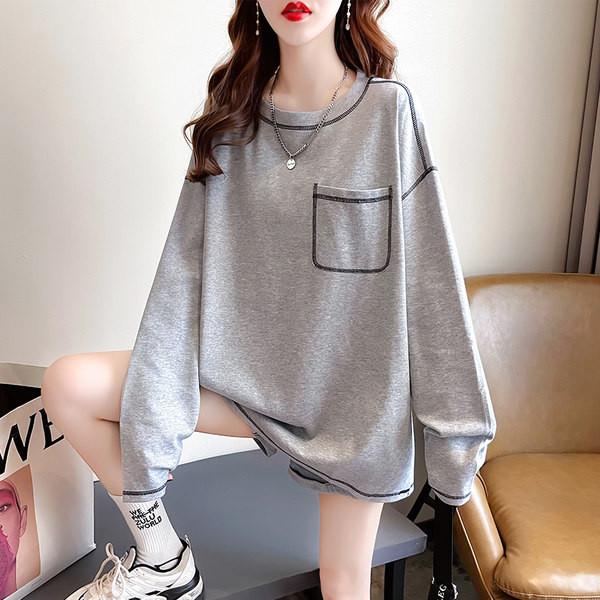 Široki model ženske majice s ovalnim izrezom i džepom