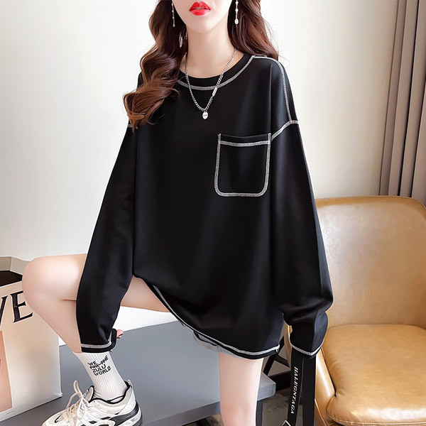 Široki model ženske majice s ovalnim izrezom i džepom