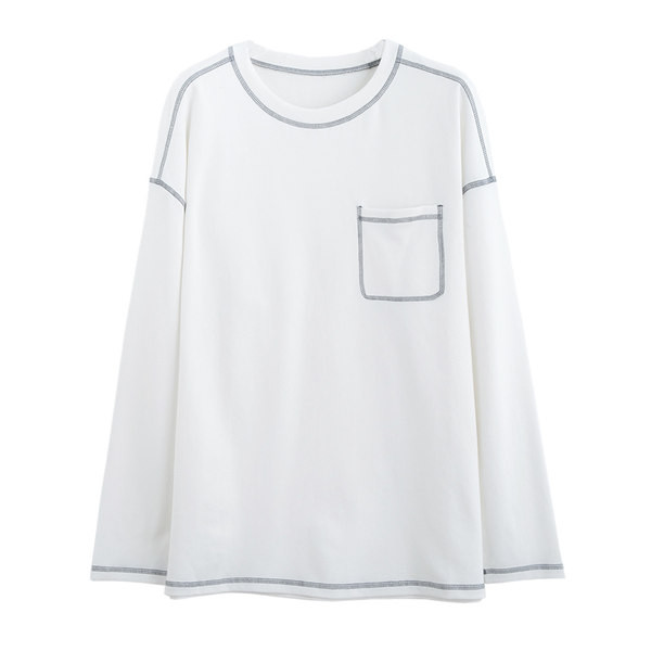 Široki model ženske majice s ovalnim izrezom i džepom